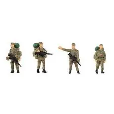 Soldaten mit Gepäck