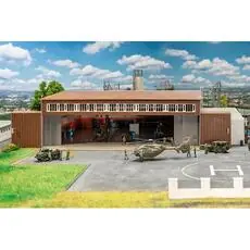 Hangar mit Hubschrauber