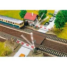 Bahnübergang mit Schrankenwärterhaus
