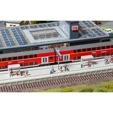 Moderner Bahnsteig mit Zubehör