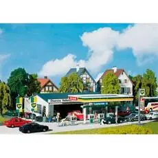 Tankstelle mit Servicegebäude