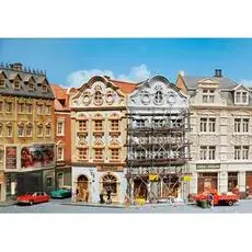 Winkel-Stadthaus mit Malergerüst