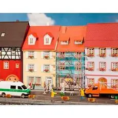 2 Kleinstadthäuser mit Malergerüst
