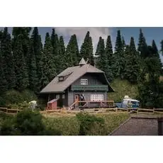 Jubiläumsmodell Schwarzwaldhaus mit Figur Jubiläumsmodell Schwarzwaldhaus mit Figur