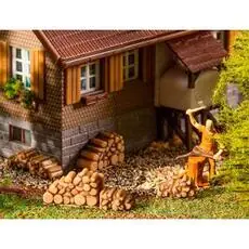 6 Kleine Brennholzstapel