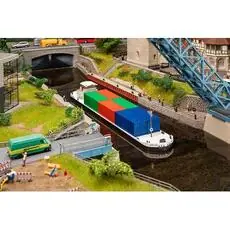 Flussfrachter mit Containern