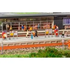 Moderner Bahnsteig mit Zubehör