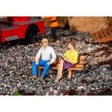 2 sitzende Personen