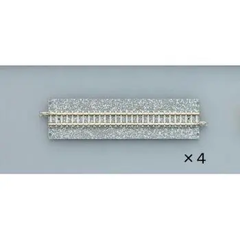 4 Gleise, gerade mit breiter Schotterbettung, je 140 mm.
