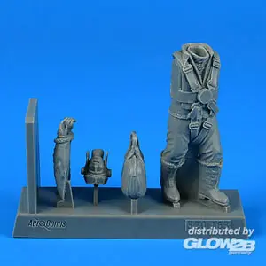 RAF WWII Bomber Pilot with bag in 1:32
