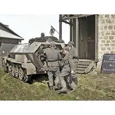 \'Krankenpanzerwagen\' Sd.Kfz.251/8 Ausf.A , WWII German Ambulance with Military Medical Personnel in 1:35