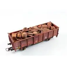 alte Kisten und Fässer für E-Wagen